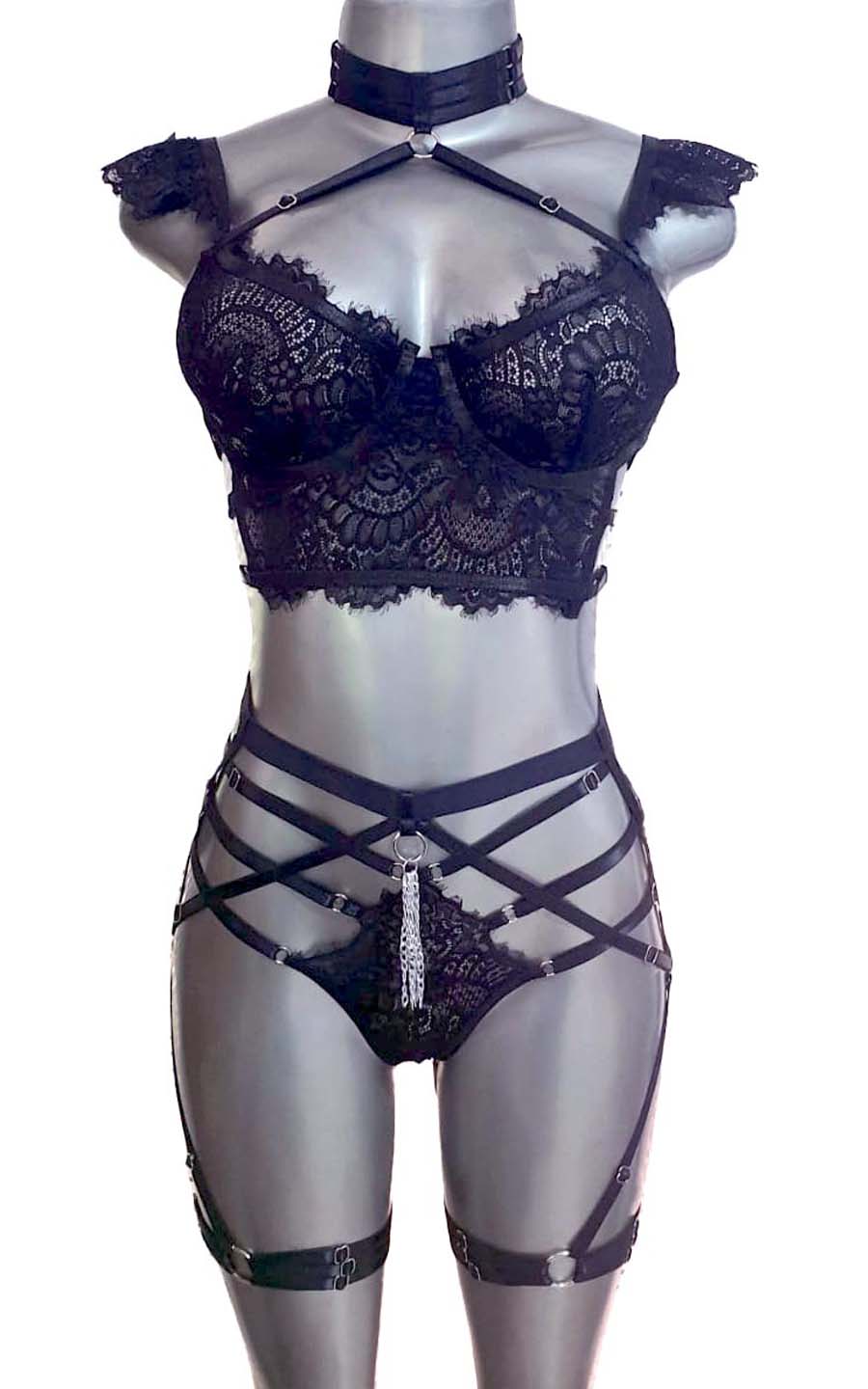 Conjunto en encaje negro, con liguero y cadena en panty